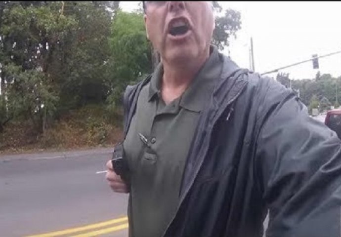 Jurio je cestom na motoru, a onda mu je na semaforu s leđa prišao tip s pištoljem u ruci, pogledajte šta će uslijediti (VIDEO)