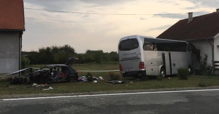 VATROGASCI IZVLAČILI VOZAČICU: Autobus se zabio u kuću, auto je smrskan (FOTO)  