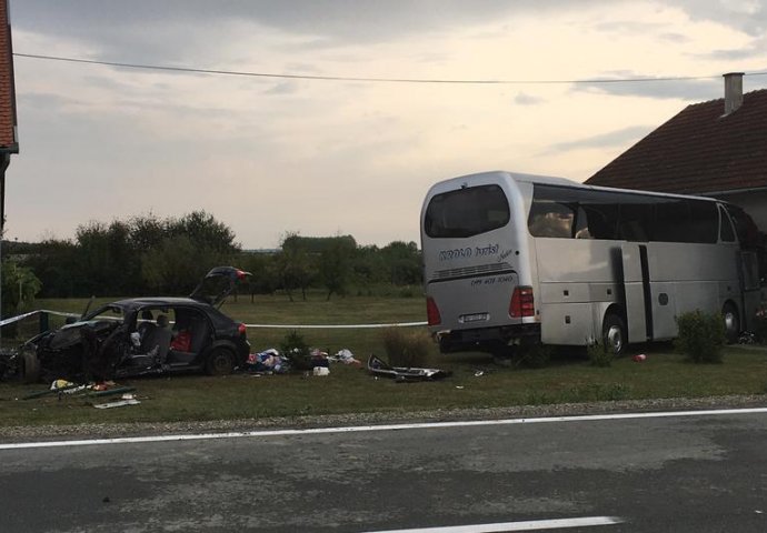 VATROGASCI IZVLAČILI VOZAČICU: Autobus se zabio u kuću, auto je smrskan (FOTO)  