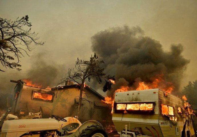 VATRA GUTA SVE PRED SOBOM: Hiljade ljudi evakuisano (FOTO)