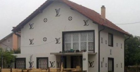 NIJE LI OVO URNEBESNO: Logotip poznatog BRENDA osvanuo na fasadi kuće u BiH! 