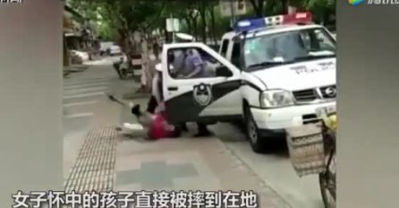 ŠOKANTNO: Policajac je srušio ženu koja je držala dijete, curica udarila glavom (UZNEMIRUJUĆI VIDEO)