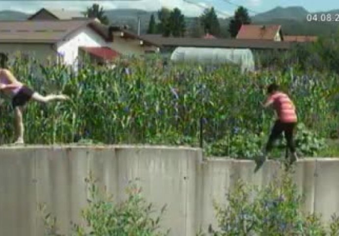 NEKADA JE POSTOJAO PUT, DANAS GA NEMA: Do kuće mogu samo preko zida kojim je regulisano korito rijeke (VIDEO)