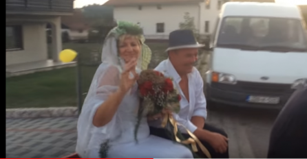 KUMOVI IM PRIPREMILI IZNENAĐENJE KOJE NIKAD NEĆE ZABORAVITI: Neobična proslava 30 godina braka (VIDEO)