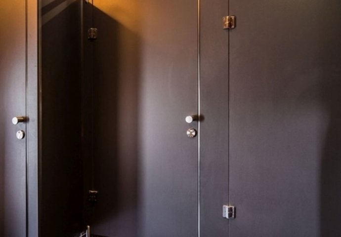 Ako ugledate ovu vješalicu na vratima WC-a, ODMAH IZAĐITE! (FOTO)