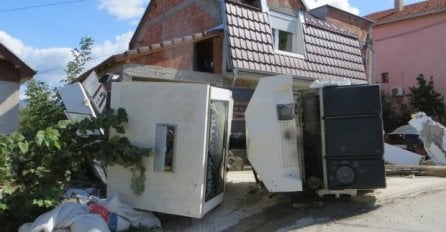 ZA DLAKU IZBJEGNUTA TRAGEDIJA: Valjak nosio sve pred sobom, mašina ostala bez benzina pa se zabila u kuću, vozač iskočio (FOTO)