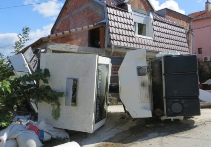 ZA DLAKU IZBJEGNUTA TRAGEDIJA: Valjak nosio sve pred sobom, mašina ostala bez benzina pa se zabila u kuću, vozač iskočio (FOTO)