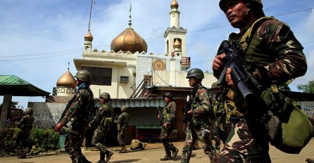 Pripadnici filipinske vojske koji se protiv pobunjenika povezanih s tzv. Islamskom državom TVRDE DA NA NJIH PUCAJU ŽENE I DJECA