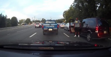 Mangupirao se po cesti i ulazio drugim vozačima u putanju, a onda je iz auta izašao ogromni crnac i uradio najluđu stvar! (VIDEO)