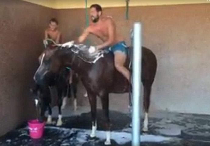 Uzjahao je konja i pustio vodu, a ovo što slijedi će vas ostaviti bez teksta! (VIDEO)