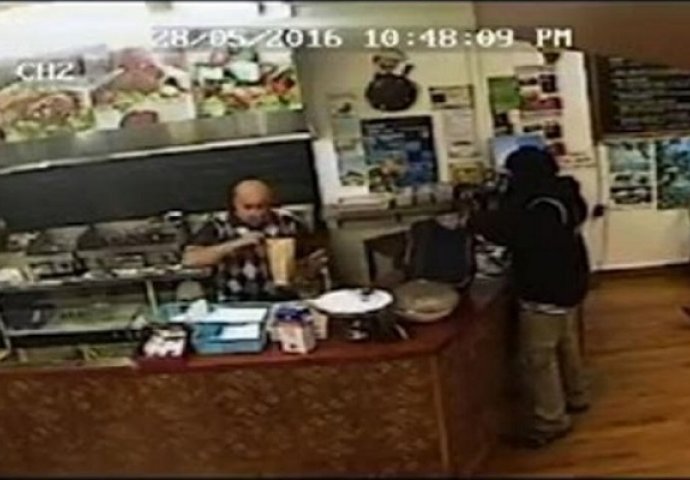 Hit na internetu: Vlasnik restorana ignorisao pljačkaša (VIDEO)
