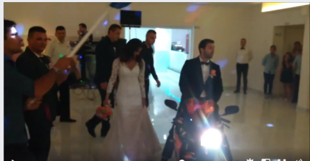 E to su svatovi! Mladenci oduševili goste spektakularnim ulaskom u salu (VIDEO)