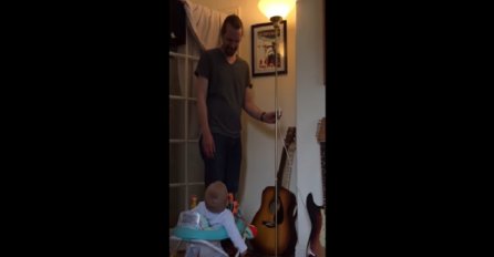 Veoma domišljato: Tata oduševio sinčića gašenjem i paljenjem lampe! (VIDEO)