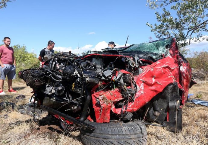 STRAVIČAN PRIZOR:  Sletio s ceste, automobil  'zdrobljen'  