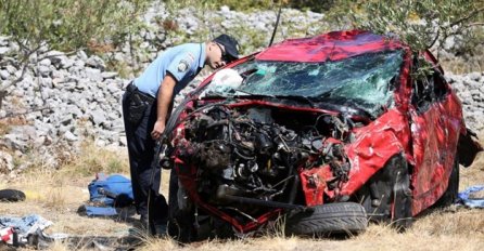 TEŠKA NESREĆA: Auto sletio s ceste, prednji i stražnji dio potpuno smrskani (FOTO)