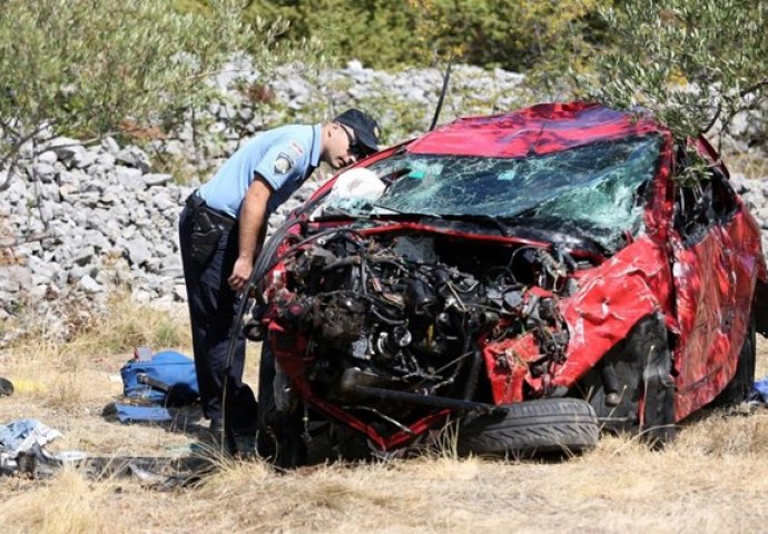 TEŠKA NESREĆA: Auto sletio s ceste, prednji i stražnji dio potpuno smrskani (FOTO)