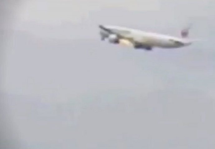 Prinudno slijetanje: Kamera zabilježila trenutak kad je na motoru aviona izbila vatra (VIDEO)