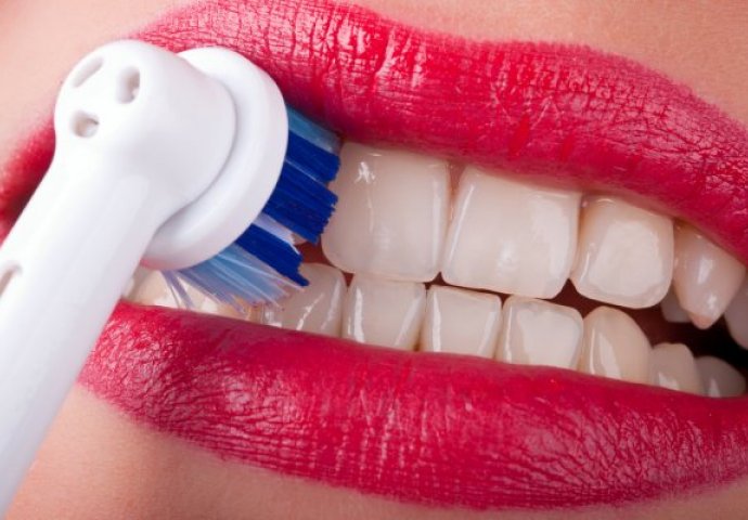 SAZNAJTE ŠTO JE BOLJE koristiti klasičnu četkicu za zube ili električnu
