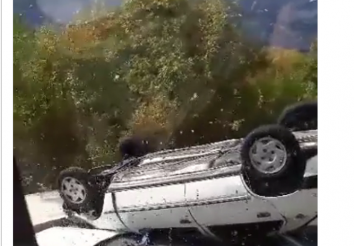 STRAVIČAN SUDAR NA AUTOPUTU: Automobil se prevrnuo na krov, staklo i krv na sve strane! (VIDEO)