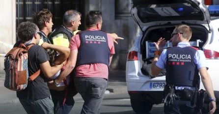 DRAMA: Automobilom uletio u pun kafić, dvoje povrijeđeno!