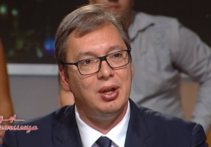 HIT VIDEO: Statista ponovo pao u nesvijest tokom Vučićevog intervjua