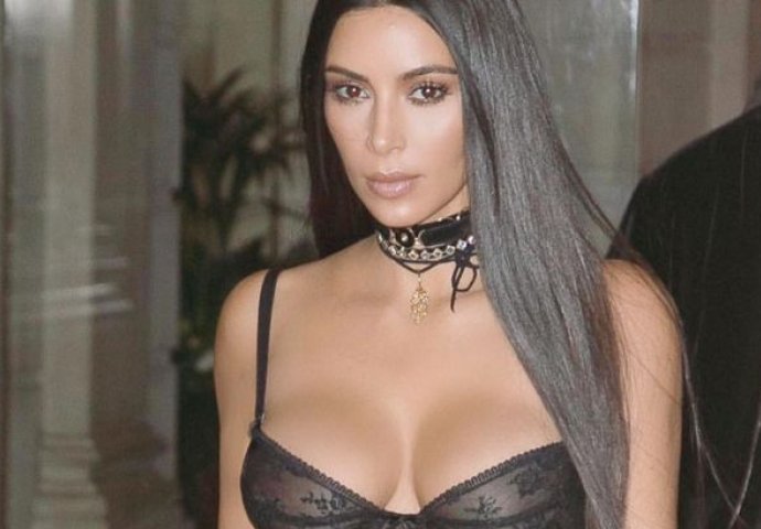 Kim Kardashian se slikala GOLA NA STABLU, fanovi joj poručili - 'GLUMIŠ TARZANA?' (FOTO)