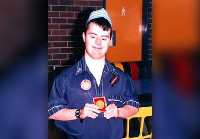 Momak sa Daunovim sidromom koji će vam promijeniti pogled na život! On već 30 godina radi u McDonaldsu i svi ga obožavaju!