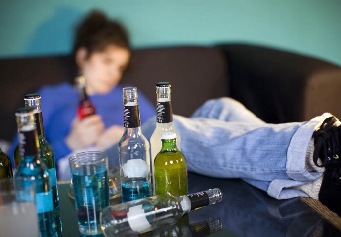 NAUČNICI ZAKLJUČILI: Žene bolje podnose alkohol od muškaraca a evo i zašto