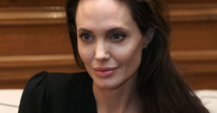 Angelina je izašla u šetnju, ali ovaj put je SKINULA DUGE RUKAVE: Evo kako zaista izgledaju njene RUKE (FOTO)