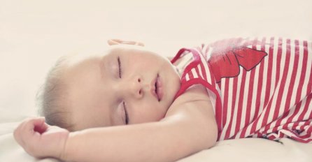 ODGOVOR NA VJEČNU DVOJBU: Treba li beba spavati s roditeljima ili u odvojenoj sobi?