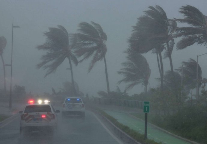 SVAKOG ČASA ĆE SVOM SNAGOM UDARITI NA FLORIDU: "Storm surge" je najgora stvar koju URAGAN IRMA DONOSI, KATASTROFA JE NEIZBJEŽNA!