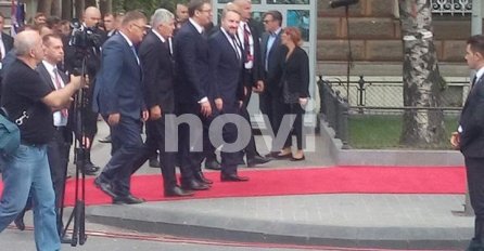 ALEKSANDAR VUČIĆ DOPUTOVAO U SLUŽBENU POSJETU BiH/ Okupljeni građani: "Imamo svako pravo da ga ne volimo, ali moramo se izdići iznad mržnje"