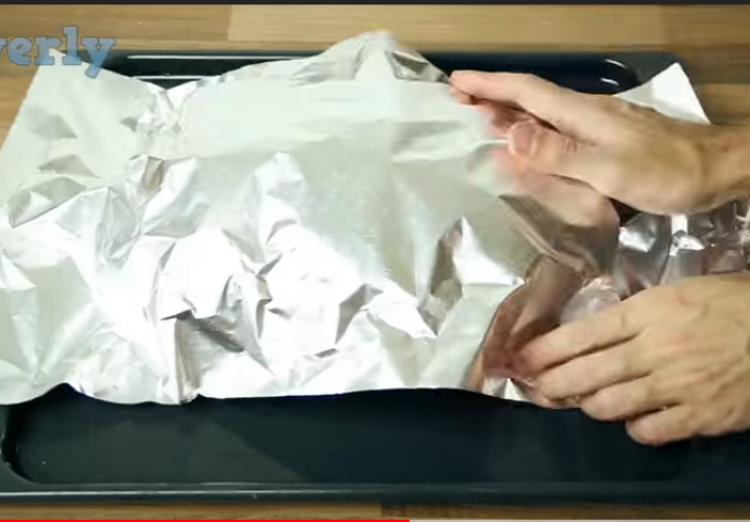 GENIJALNA IDEJA: Umotao hljeb u aluminijsku foliju, a kada vidite rezultat i vi ćete isto uraditi! (VIDEO)