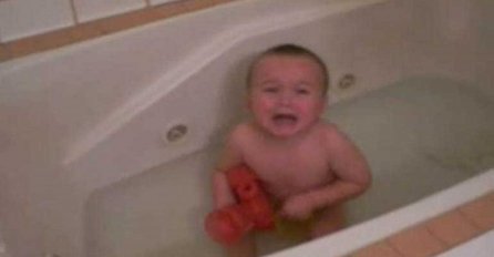 Beba počela da vrišti u kupatilu: Ni tati nije bilo dobro kada je ušao unutra! (VIDEO)