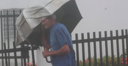 APOKALIPSA: Počeli su prvi udari, uragan čupao drveće iz korjena, ČEKA SE NAJGORE (VIDEO)