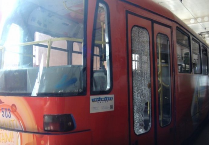 Prilikom izlaska iz tramvaja nepoznata osoba razbila staklo