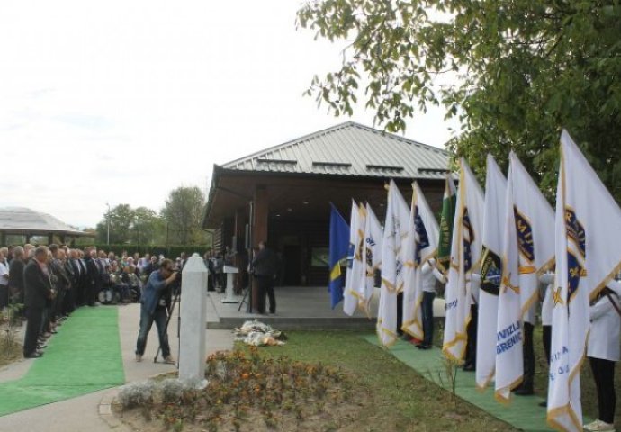 Bukvarević u posjeti memorijalnim centrima Veljaci i Potočari