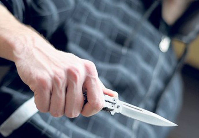 NESVAKIDAŠNJI DOGAĐAJ U SRBIJI: Nožem napao prodavačicu, ali je onda i ona potegla nož!