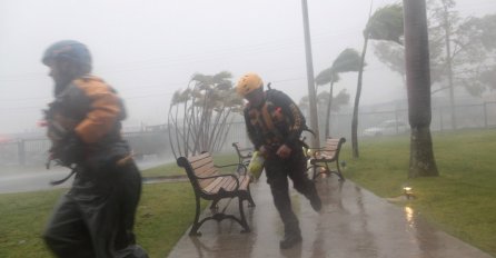 EKSTREMNO OPASNA OLUJA: Rubovi uragan Irme stigli do Floride, Miami se priprema na najgore: "Ovo će vam prekriti kuće"