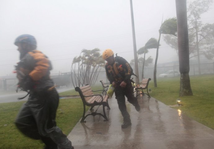 EKSTREMNO OPASNA OLUJA: Rubovi uragan Irme stigli do Floride, Miami se priprema na najgore: "Ovo će vam prekriti kuće"