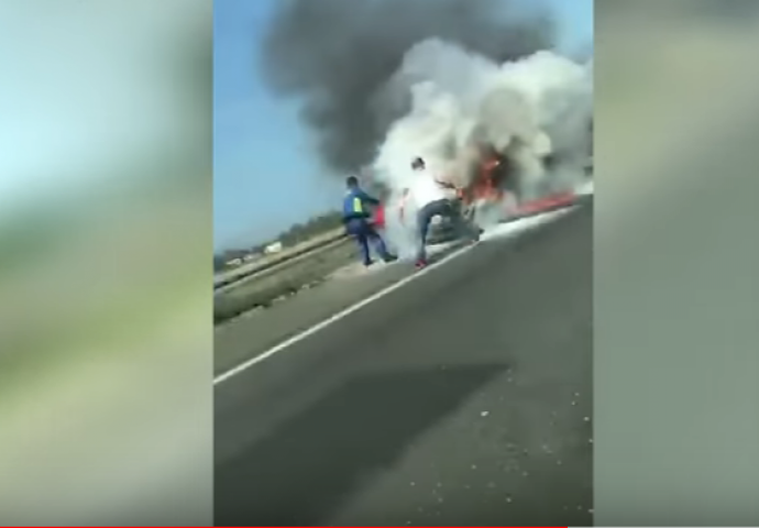 Na autocesti izgorio automobil, vatrogasci brzo izašli na teren (VIDEO)