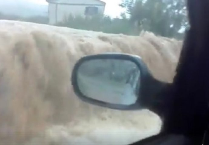 HAOS U REGIONU: Nabujale rijeke, blatnjave bujice nose sve pred sobom, TOKOM DANA OČEKUJE SE JOŠ VEĆE NEVRIJEME (VIDEO)