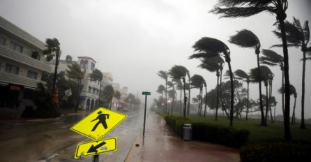 NOVINAR U CENTRU KATASTROFE: Uragan Irma nosi sve pred sobom, više od 420.000 kuća bez struje (VIDEO)