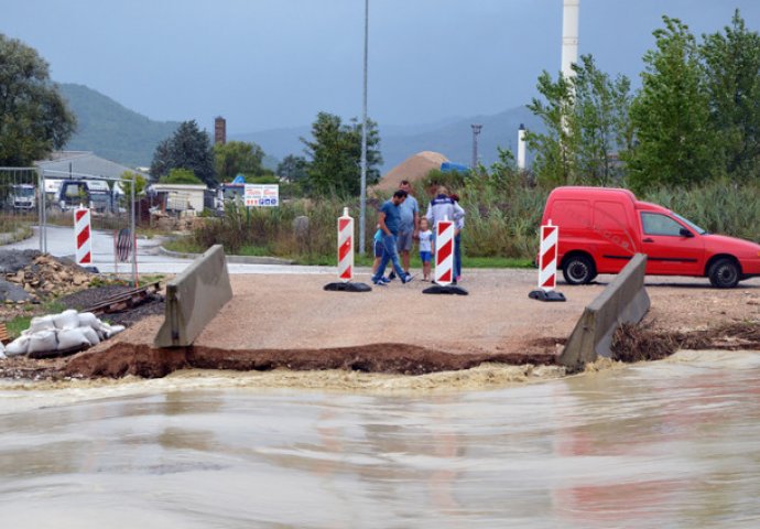 VELIKO NEVRIJEME U REGIONU: Obilna kiša i poplave, vatrogasci ispumpavaju vodu iz zgrada