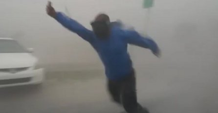 JEDVA SE ODRŽAO NA NOGAMA: Meteorologa na Floridi vjetar koji puše 150 km/h nosi po cesti (VIDEO)
