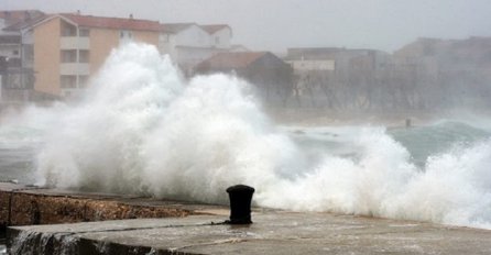 HAOS U HRVATSKOJ: Jako nevrijeme poharalo grad, ulice po vodom, dijelovi bez struje, poplavljena i bolnica