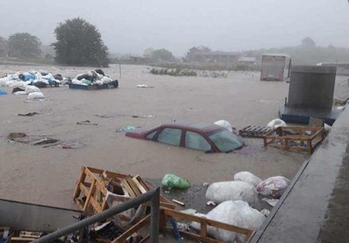 STRAVIČNI PRIZORI IZ HRVATSKE:  Strahovito nevrijeme poplavilo ceste, bolnicu, shopping centar, dijelovi grada bez struje (FOTO)