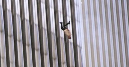 SNIMAK KOJI ĆE SE JOŠ DUGO PAMTITI: Muškarac skočio u smrt nakon napada na WTC (VIDEO)
