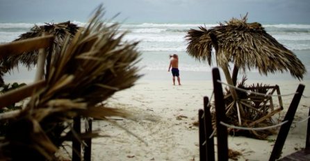 URAGAN IRMA ČUPAO DRVEĆE I RUŠIO KROVOVE: Kuba opustošena, najmanje dvije osobe izgubile život