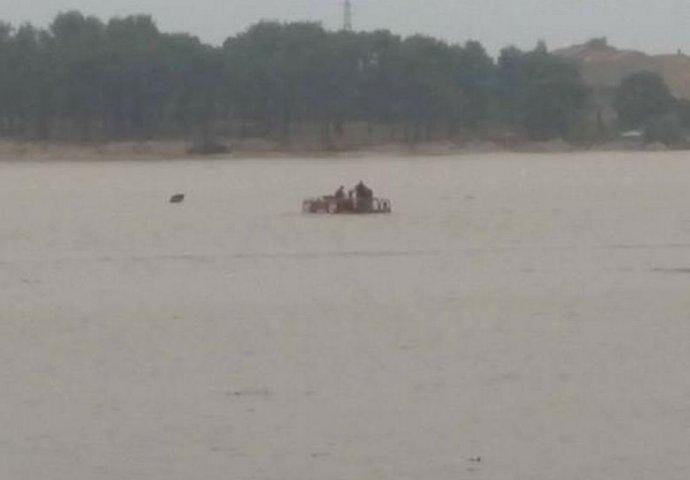 DRAMA VATROGASACA U HRVATSKOJ: Ostali zarobljeni usred poplava, popeli se na krov vozila da se spase (VIDEO)